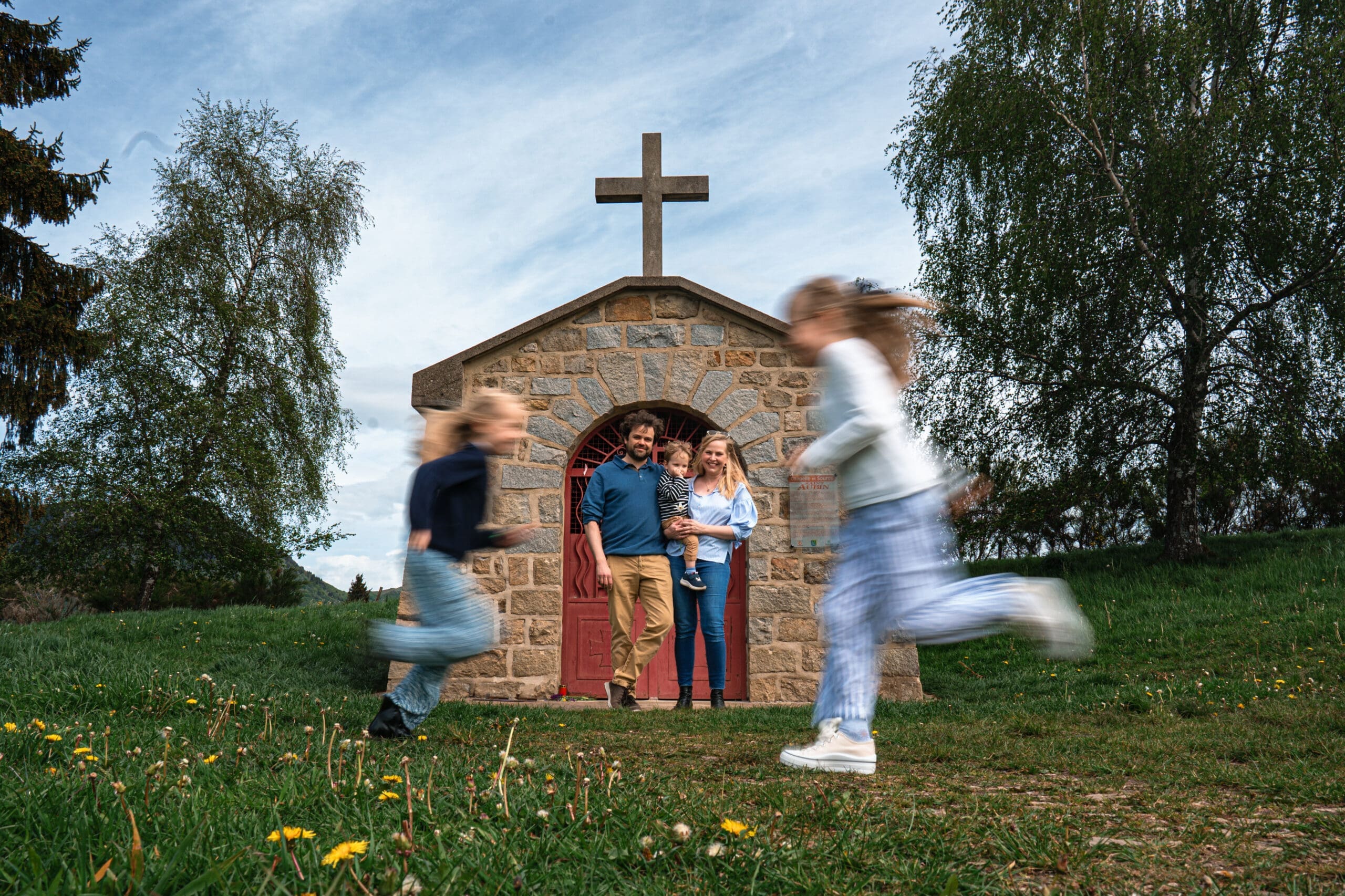 2 enfants cours devant leur petit frère et leurs parents.
